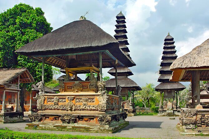 Amazing Tanah Lot and Uluwatu Temple Tour - Stop 2: Tanah Lot and the wave-framed shrine