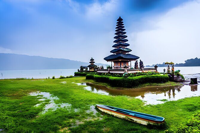 Bali Dolphin Watching Sunrise Tour in Lovina Beach - On the Water at Lovina Beach: Dolphins, Boat Crowds, and Wet-Realism
