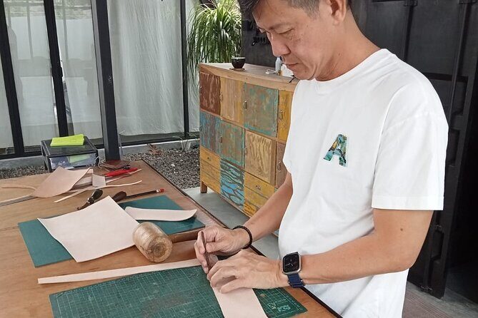 Bali Leather Craft Workshop - 6 hours ( canggu / seminyak) - Abenk and Opik: patient coaching for your skill level