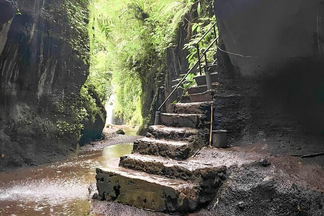 Bali Tour : Tegenungan - Tukad Cepung - Kanto Lampo - Tibumana Waterfall - Stop 4: Tegenungan Waterfall for the 25-meter wow (and swimming reality)