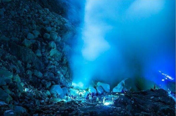 Ijen Blue Flame from Bali - The guide makes a real difference (Ardy, Ikrom, Jamal)