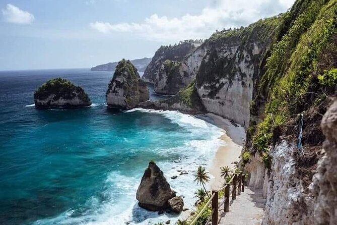Nusa Penida East And West Full Day Private Guided Tour - Pantai Diamond: morning views with a breakfast box above the hill