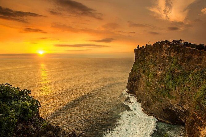 Private Inclusive Tours: 2 Days highlight of Bali - Uluwatu Temple: cliff views and a short, powerful stop (45 minutes)