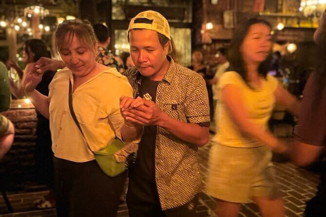 Private Salsa and Bachata Dance in Bali - First hour is about basics that make partner dancing feel natural