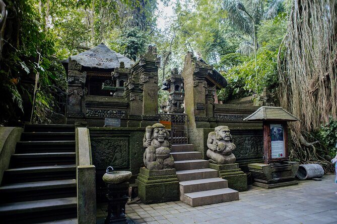 Ubud Small Group Tour: Monkey Forest, Tegalalang Rice Terraces and more - Ubud Traditional Art Market and a lunch stop that feeds the plan