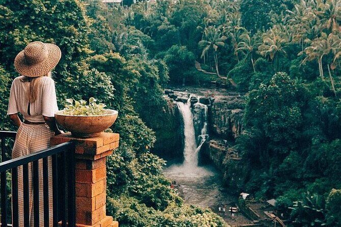 Ubud: Swing - Monkey Forest - Waterfall - Temple - Rice Terraces - Art Crafts - Monkey Forest and Tirta Empul: wildlife energy meets purification rituals