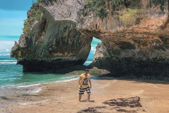 Uluwatu Instagram Tour: Unforgettable Beaches (Private & All-Inclusive) - Melasti Beach and Green Bowl Beach: two beach moods, one efficient route